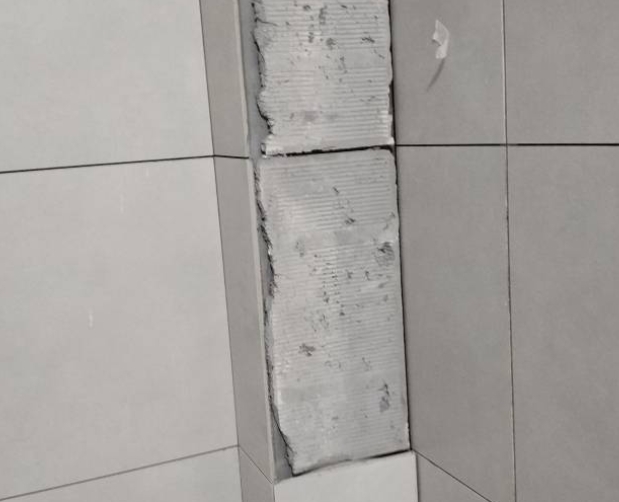 潮州市瓷砖空鼓维修公司分享下瓷砖施工前基层浇水润湿程度不足，可能导致以下问题